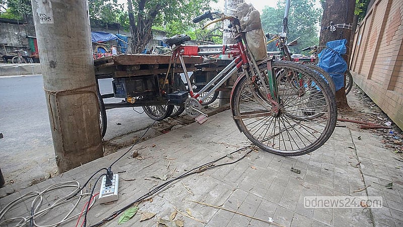 তেজগাঁও শিল্পাঞ্চল এলাকায় ফুটপাতে রিকশার ব্যাটারি চার্জ দেওয়ার জন্য অবৈধভাবে বৈদ্যুতিক সংযোগ নেওয়া হয়েছে। বিদ্যুতের তার এলোমেলো ফেলে রাখা হয়েছে ফুটপাতে