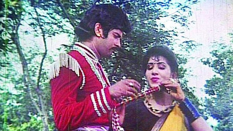 প্রায় তিন দশকের অভিনয় জীবনে কয়েকশ সিনেমায় কাজ করেছেন এই অভিনেতা, যার শুরুটা হয় ১৯৭৭ সালে সুভাষ দত্তের বসুন্ধরা চলচ্চিত্রের মাধ্যমে। এরপর একের পর এক দর্শকপ্রিয় সিনেমা উপহার দিলেও তিনি জনপ্রিয়তার তুঙ্গে পৌঁছান ১৯৮৯ সালে বেদের মেয়ে জোসনা চলচ্চিত্রের মাধ্যমে।