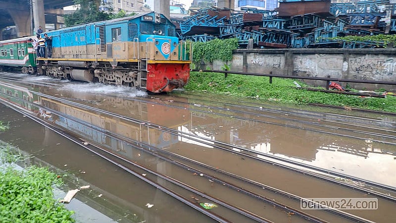 রাজধানীতে শুক্রবার বিকালের ঝুম বৃষ্টিতে তেজগাঁও এলাকায় রেললাইন তলিয়ে গেছে। ডুবে থাকা লাইন ধরেই ছুটছে ট্রেন