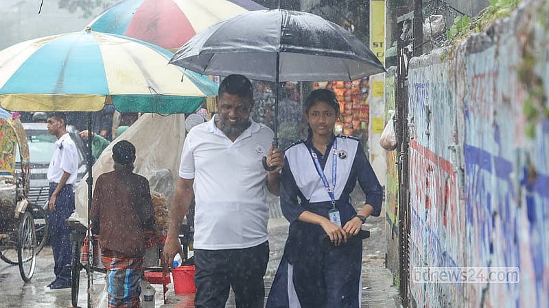 বৃষ্টির মধ্যেই বুধবার বাবা সঙ্গে বাসায় ফেরেন রাজধানীর কাকরাইলের উইলস লিটল ফ্লাওয়ার স্কুল অ্যান্ড কলেজের এক শিক্ষার্থী