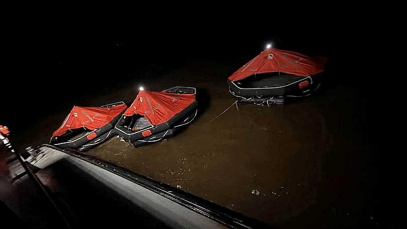গায়ানার উপকূলে যাত্রীবাহী একটি ফেরি ডুবে যাওয়ার পর অনুসন্ধান ও উদ্ধার অভিযানের জন্য আনা লাইফবোট। ছবি: রয়টার্স 