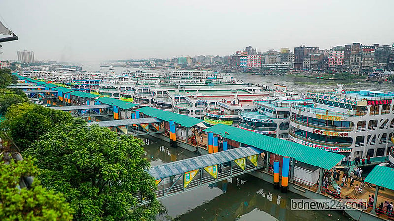 আবহাওয়া খারাপ থাকায় মঙ্গলবার ঢাকার সদরঘাট টার্মিনালে লঞ্চের ছাদে ছিল না ঘরমুখো মানুষের ভিড়