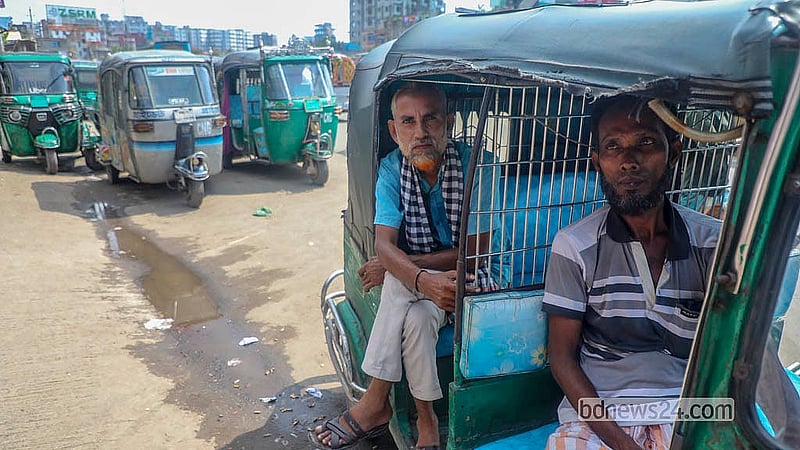 রাজধানীর দোলাইরপাড় এলাকার একটি পাম্পে গ্যাস নিতে ৮ থেকে ১০ ঘণ্টা ধরে অপেক্ষায় থাকার কথা বলছেন চালকরা