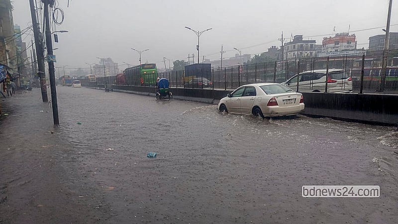 টানা বৃষ্টিতে যাত্রাবাড়ীর কুতুবখালীতে মেয়র হানিফ উড়াল সেতুর মুখেও দেখা দিয়েছে জলাবদ্ধতা