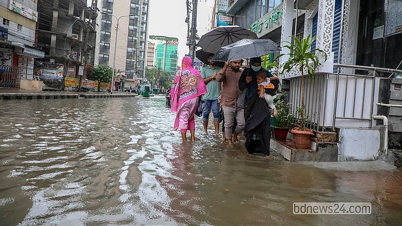 বৃষ্টিতে শুক্রবার রাজধানীর গ্রিন রোডে জলজট তৈরি হয়।