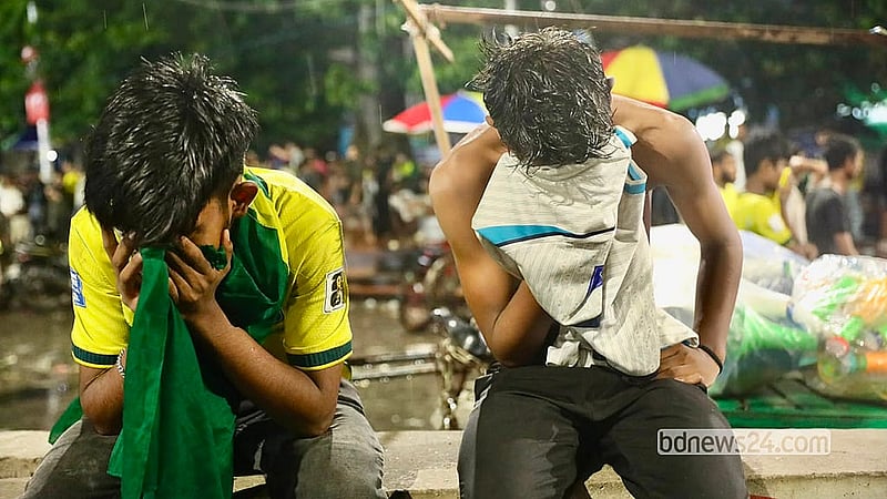 নরওয়ের কাছে ২-১ গোলে হেরে বিশ্বকাপ থেকে ব্রাজিলের বিদায়। শেষ বাঁশি বাজতেই কান্নায় ভেঙে পড়েন অনেক ব্রাজিল সমর্থক
