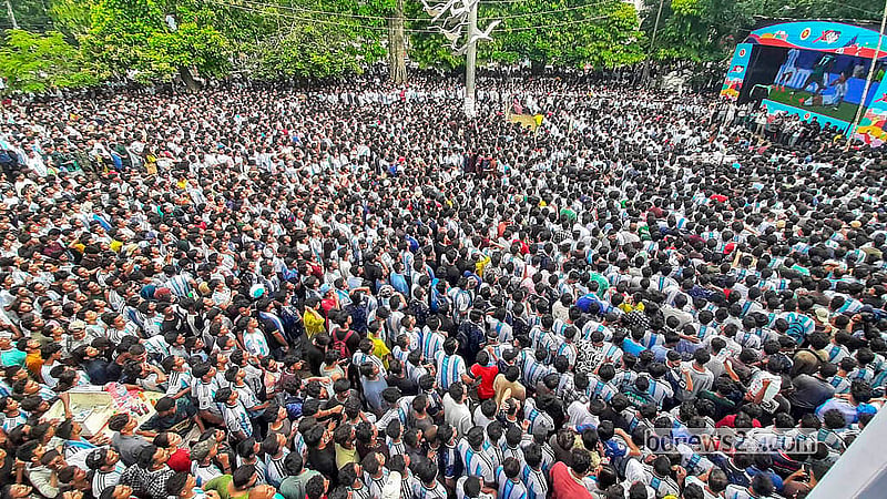 বড় পর্দায় আর্জেন্টিনার খেলা দেখতে বুধবার সকালে ঢাকা বিশ্ববিদ্যালয়ের টিএসসির পায়রা চত্বরে মেসি সমর্থকদের উপচে পড়া ভিড়। বিশ্বকাপের প্রথম ম্যাচে আলজেরিয়াকে ৩–০ গোলে উড়িয়ে দিয়ে দারুণ সূচনা করেছে বর্তমান বিশ্ব চ্যাম্পিয়নরা