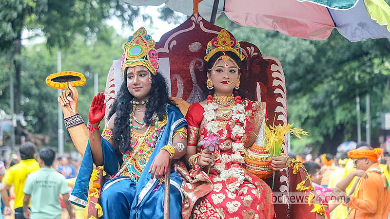 উল্টো রথযাত্রায় জগন্নাথ দেব, শুভদ্রা ও বলরাম সেজেছেন তারা