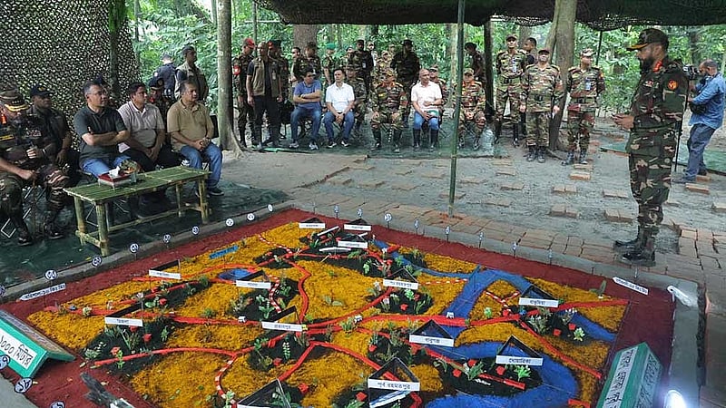 প্রধানমন্ত্রী তারেক রহমান সোমবার বরিশালের বাবুগঞ্জে বাংলাদেশ সেনাবাহিনীর গ্রীষ্মকালীন প্রশিক্ষণ মহড়া পরিদর্শনে গিয়ে সেনাসদস্যদের কৌশলগত প্রস্তুতি দেখেন। ছবি: পিএমও