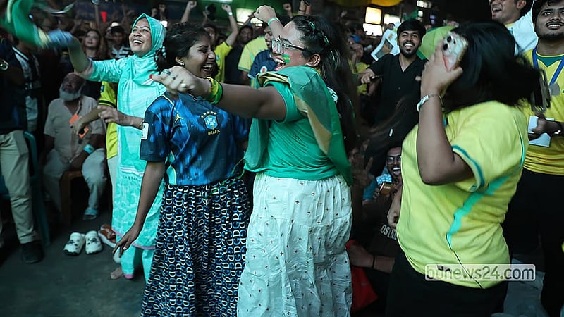 ঢাকা বিশ্ববিদ্যালয়ের টিএসসি প্রাঙ্গণে গোলের পর উল্লাসে ফেটে পড়েন ব্রাজিল ভক্তরা