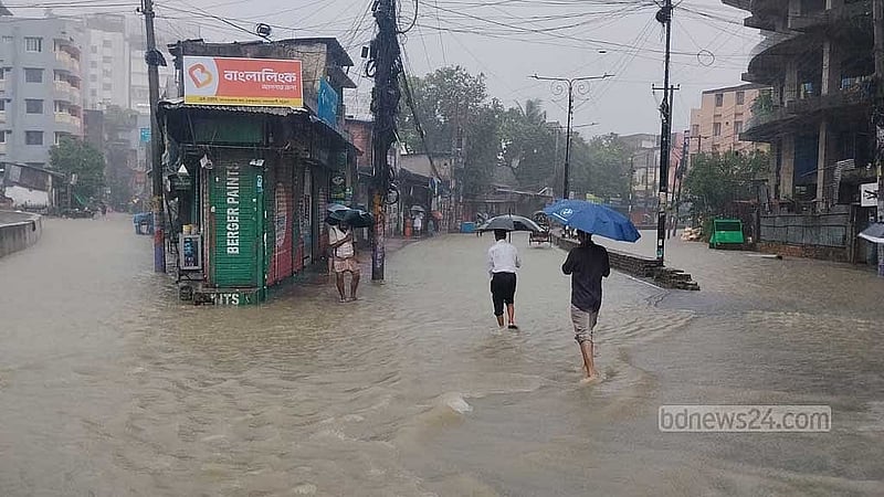 চট্টগ্রাম নগরীর কাপাসগোলায় জলাবদ্ধতা। ছবি: সুমন বাবু