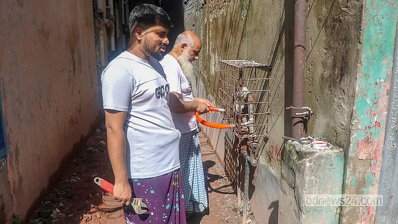 পাইপে গ্যাসের চাপ কতটা আছে, সেটা পরখ করে দেখছেন ঢাকার জুরাইন বিড়ি ফ্যাক্টরি গলি এলাকার এই বাবা-ছেলে