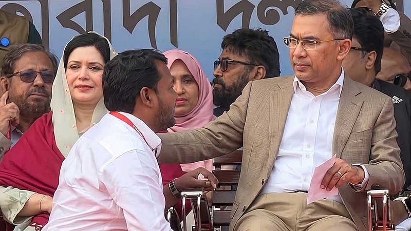 রাজশাহী সিটি করপোরেশনের প্রশাসক ফ্রান্সে যেতে চেয়েছিলেন রাস্তার বাতির প্রযুক্তি শিখতে। ফাইল ছবি