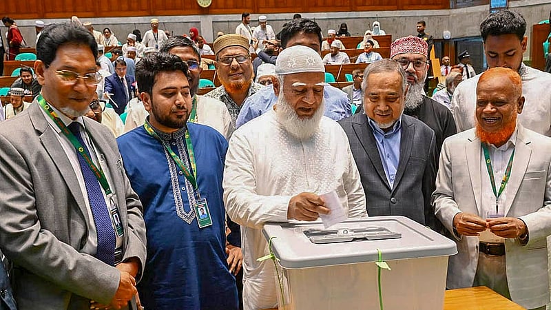 জাতীয় সংসদে বৃহস্পতিবার রাষ্ট্রপতি নির্বাচনে ভোট দেন বিরোধী দলীয় নেতা শফিকুর রহমান