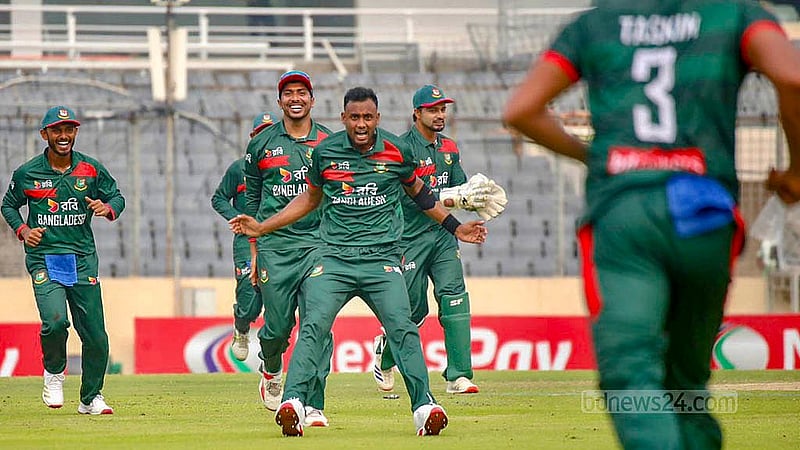 মিরপুরে রোববার অস্ট্রেলিয়ার বিপক্ষে একদিনের ম্যাচে ক্যারিয়ারের সেরা বোলিং করেন শরিফুল ইসলাম; তুলে নেন ছয় ছয় উইকেট
