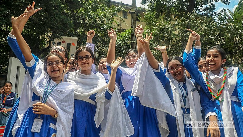 এসএসসি পরীক্ষার ফল প্রকাশের পর মতিঝিল আইডিয়াল স্কুল অ্যান্ড কলেজের শিক্ষার্থীরা উচ্ছ্বাস প্রকাশ করেন