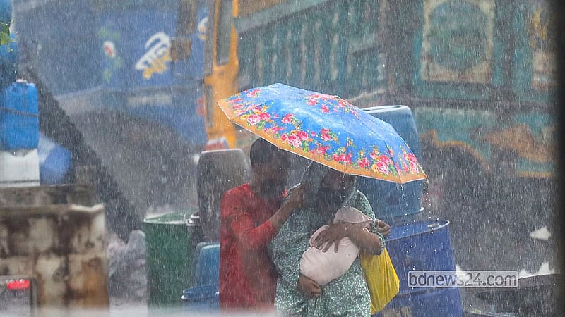 রাজধানীতে বৃহস্পতিবার দুপুরের বৃষ্টিতে ভোগান্তিতে পড়ে মানুষ