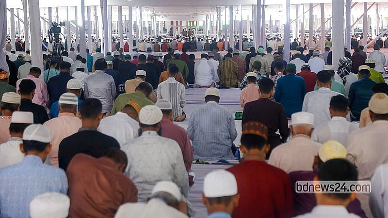 জাতীয় ঈদগাহে বৃহস্পতিবার ঈদুল আজহার প্রধান জামাতে অংশ নেন সব বয়স ও শ্রেণি-পেশার মানুষ