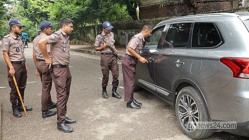 আওয়ামী লীগ সরকার পতনের পর কয়েক দফা ভাঙচুর ও অগ্নিসংযোগ করা হয় ধানমন্ডির ৩২ নম্বরে বঙ্গবন্ধু শেখ মুজিবুর রহমানের বাড়িতে। দলটির প্রতিষ্ঠাবার্ষিকী ঘিরে সেই বাড়ির সামনের সড়কে নিরাপত্তা জোরদার করেছে আইনশৃঙ্খলা বাহিনী