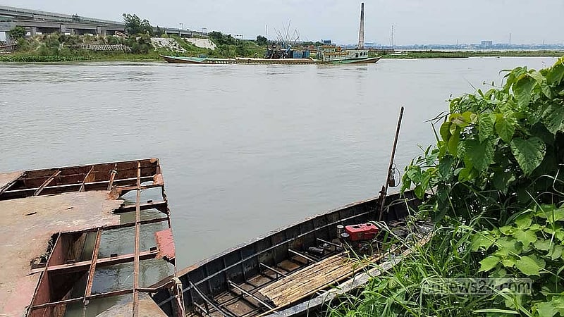 তুরাগ নদের তীরে আশুলিয়া বাজারের পাশে গরুর হাটের কাছে পন্টুন।