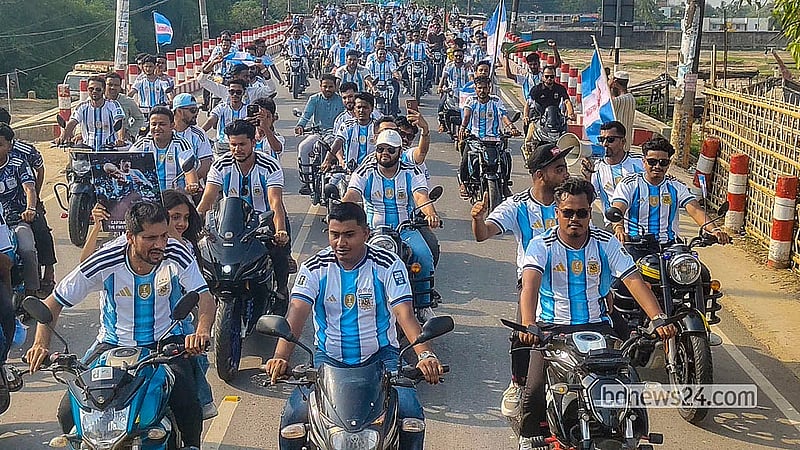 ফিফা বিশ্বকাপ সামনে রেখে প্রিয় দলের জার্সি পরে কক্সবাজারের টেকনাফ পাঁচ শতাধিক মোটরসাইকেল নিয়ে শোভাযাত্রায় অংশ নেন আর্জেন্টিনার সমর্থকরা