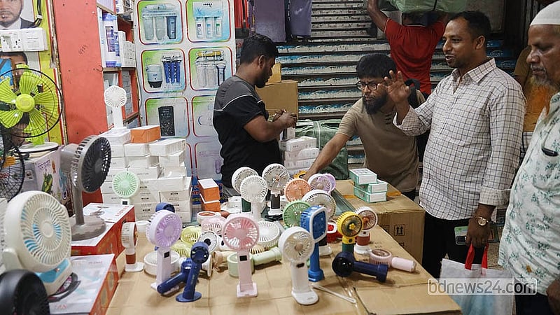 ঢাকার নবাবপুরের সুন্দরবন স্কয়ার মার্কেটের একটি দোকানে ছোট-বড় নানা ডিজাইনের টেবিল ফ্যান বিক্রি হচ্ছে