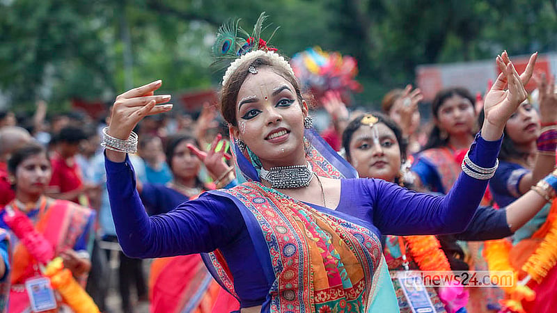 নেচে গেয়ে উৎসবের আমেজে উল্টো রথযাত্রায় সনাতন ধর্মাবলম্বীরা। শুক্রবার ঢাকেশ্বরী জাতীয় মন্দির থেকে উল্টো রথ শুরু হয়। শেষ হয় রাজধানীর স্বামীবাগ আশ্রমে