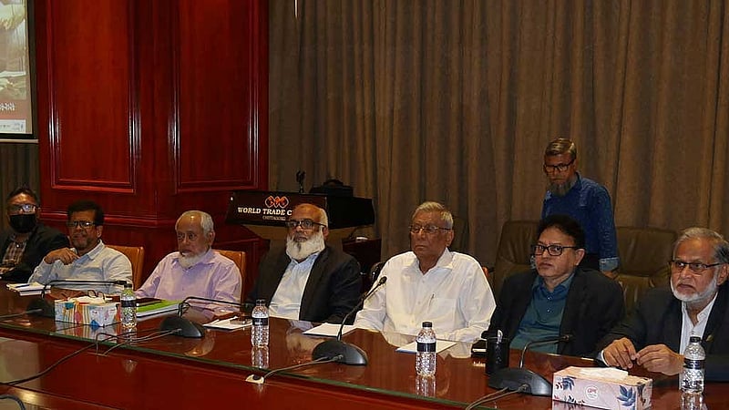 চিটাগাং চেম্বারের বাজেট প্রতিক্রিয়া অনুষ্ঠানে অংশগ্রহণ করেন সংগঠনের সাবেক ও বর্তমান নেতারা।