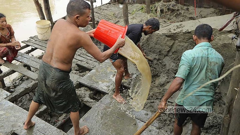 সাঙ্গু নদীর পাড়ে কাদাভরা একটা ঘর।