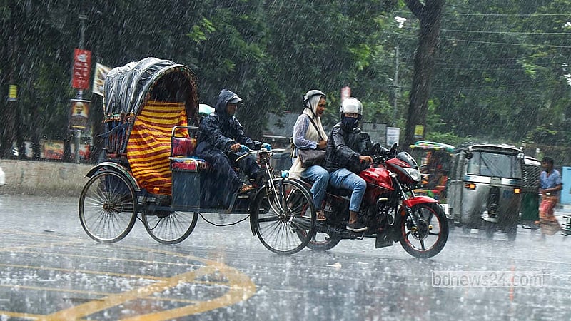 রাজধানীতে হঠাৎ বৃষ্টি শুরু হলে বিপাকে পড়েন মোটরসাইকেল চালকরা
