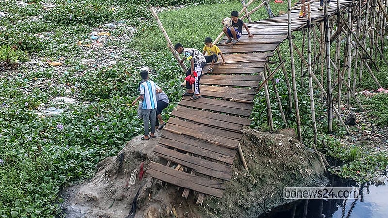 রাজধানীর কামরাঙ্গীরচরের রসুলপুর এলাকায় আদি বুড়িগঙ্গা চ্যানেলের ওপর ভাঙা সাঁকোটি বৃষ্টি হলে আরও ঝুঁকিপূর্ণ হয়ে পড়ে