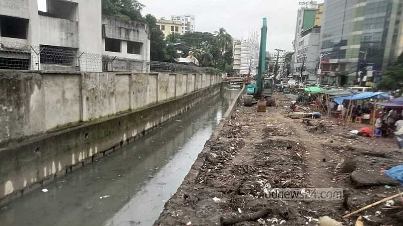 চট্টগ্রামের প্রবর্তক মোড়ে হিজরা খাল। ছবি: সুমন বাবু।