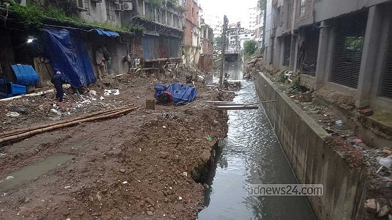 চট্টগ্রামের পাঁচলাইশ আবাসিক এলাকায় হিজরা খাল। ছবি: সুমন বাবু।