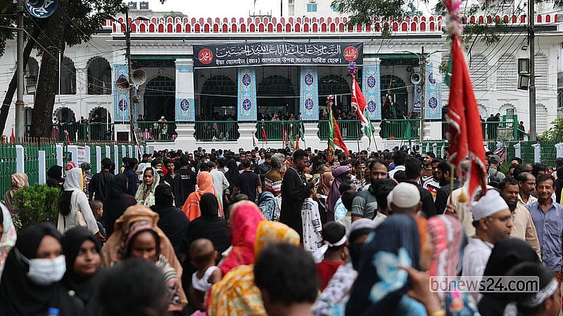 আশুরা উপলক্ষে শোক ও ধর্মীয় ভাবগাম্ভীর্যের মধ্য দিয়ে পুরান ঢাকার হোসেনী দালান ইমামবাড়া থেকে বের হয় শিয়া সম্প্রদায়ের তাজিয়া মিছিল