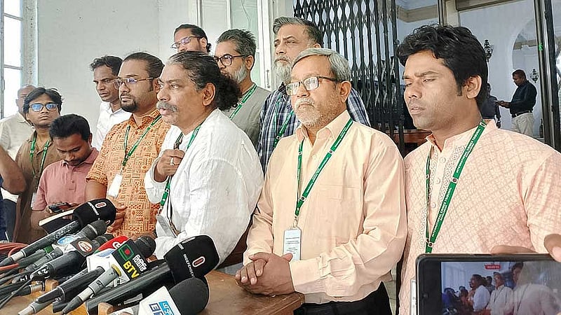 আন্তর্জাতিক অপরাধ ট্রাইব্যুনালে অভিযোগ দায়েরের পর ব্রিফিংয়ে ‘বাংলাদেশ আজাদ পার্টি’র নেতারা।