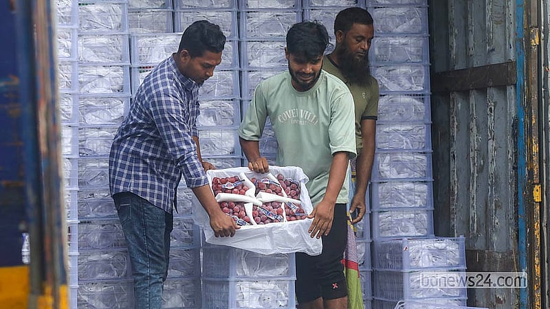 রাজধানীর বাদামতলী ফলের আড়তে নিলামে মাল্টা ও আঙুরের দাম হাঁকাচ্ছেন আড়তদার। কাকডাকা ভোর থেকেই দেশি-বিদেশি বিভিন্ন ফলের বেচাকেনায় সরগরম হয়ে ওঠে দেশের অন্যতম বৃহৎ এই পাইকারি ফলের বাজার