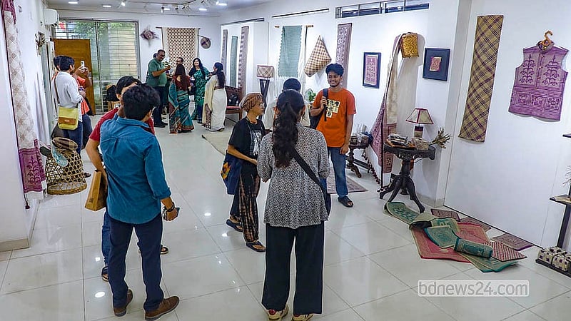 শীতলপাটির প্রদর্শনী ঘুরে দেখছেন দর্শনার্থীরা। রাজধানীর ধানমন্ডি সফিউদ্দীন শিল্পালয়ে বৃহস্পতিবার শুরু হয়েছে তিন দিনের এ আয়োজন