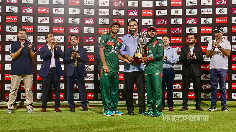 অস্ট্রেলিয়ার বিপক্ষে ওয়ানডে সিরিজ জয়ের পর রোববার মিরপুর স্টেডিয়ামে বাংলাদেশ দলের হাতে ট্রফি তুলে দেন ক্রীড়া প্রতিমন্ত্রী মো. আমিনুল হক