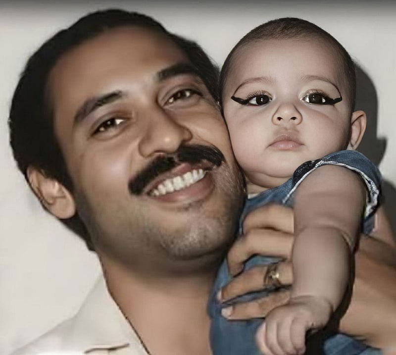 মেয়ে বিপাশা হায়াতকে কোলে নিয়ে আবুল হায়াত।