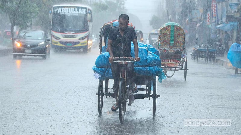 ভারি বৃষ্টির মধ্যেও ঢাকার রামপুরায় ছুটে চলেছেন ভ্যানচালক। নিম্নচাপ ও মৌসুমি বায়ুর প্রভাবে মঙ্গলবার সারা দিনই থেকে থেকে বৃষ্টি ঝরে ঢাকাতে
