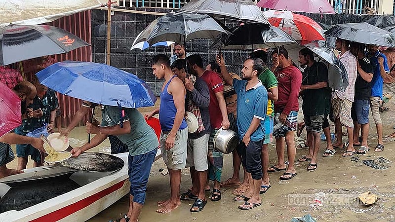 আর্মিপাড়ায় বন্যা দুর্গতদের মাঝে দুপুরে খাবার বিতরণ করা হচ্ছে।