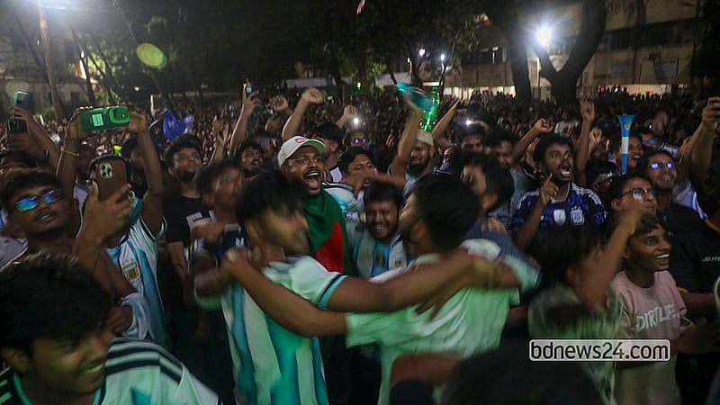 অস্ট্রিয়ার বিপক্ষে জয়ের পর সোমবার রাতে পুরান ঢাকার জগন্নাথ বিশ্ববিদ্যালয় ক্যাম্পাসে আর্জেন্টিনা সমর্থকদের উল্লাস