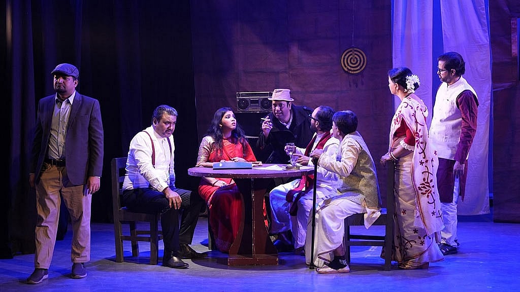 ‘হাঁড়ি ফাটিবে’ নাটকের দৃশ্য। ছবি: নাট্যদলের সৌজন্যে। 