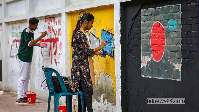 ঢাকা বিশ্ববিদ্যালয়ে জুলাই গণঅভ্যুত্থানের সময় আঁকা গ্রাফিতিগুলো নতুন করে রঙ করা হচ্ছে