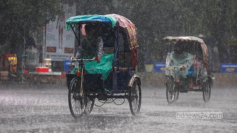 দুপুরে ঢাকার রাস্তায় বৃষ্টিতে ভিজতে ভিজতেই গন্তব্যে ছুটছেন রিকশাচালক ও যাত্রী। ঢাকা বিশ্ববিদ্যালয় এলাকা থেকে তোলা