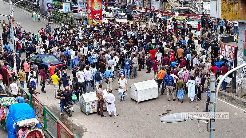 দুর্যোগপূর্ণ আবহাওয়ায় এইচএসসি ও সমমান পরীক্ষাগ্রহণ এবং শিক্ষামন্ত্রীর কথিত কটূক্তির প্রতিবাদে মঙ্গলবার রাজধানীর সায়েন্স ল্যাব মোড় অবরোধ করে বিক্ষোভ দেখান শিক্ষার্থীরা।