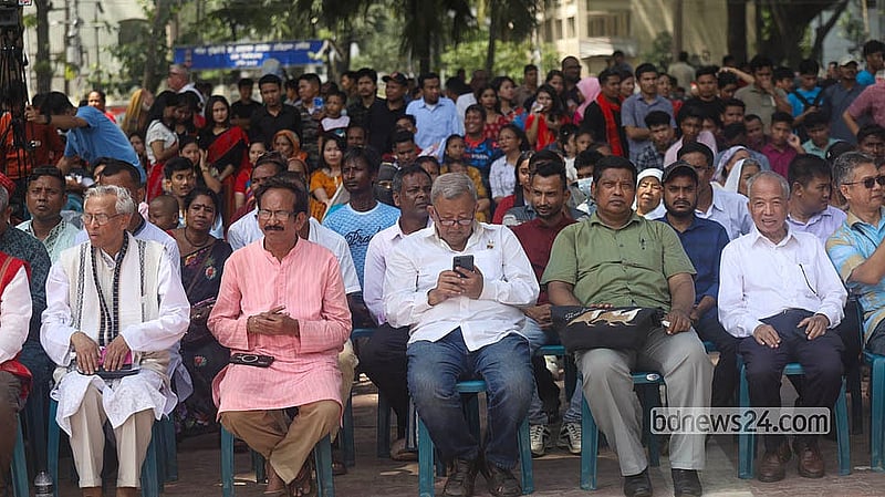 আন্তর্জাতিক আদিবাসী দিবস উপলক্ষ্যে কেন্দ্রীয় শহীদ মিনার প্রাঙ্গণে বাংলাদেশ আদিবাসী ফোরামের অনুষ্ঠানে নিজেদের ঐতিহ্যবাহী পোশাকে উপস্থিত হন দেশের বিভিন্ন প্রান্তের আদিবাসী নারীরা। চেয়ারে বসে মঞ্চের বর্ণিল নাচ-গান ও মনোজ্ঞ পরিবেশনা উপভোগ করেন দর্শনার্থীরা