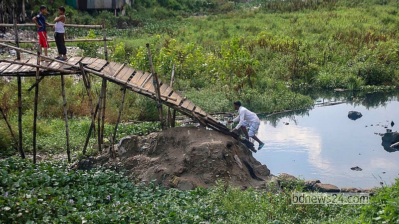 রাজধানীর কামরাঙ্গীরচরের রসুলপুর এলাকায় আদি বুড়িগঙ্গা চ্যানেলের ওপর ভাঙা সাঁকোটি বৃষ্টি হলে আরও ঝুঁকিপূর্ণ হয়ে পড়ে