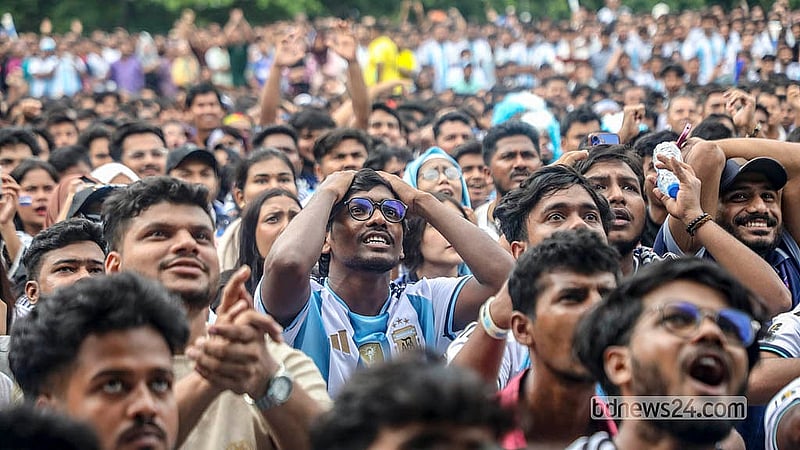 ঢাকা বিশ্ববিদ্যালয়ের মুহসীন হল মাঠে গরম উপেক্ষা করে বড় পর্দায় খেলা দেখছেন আর্জেন্টিনার সমর্থকরা