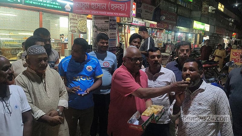 রিজভীর নতুন দায়িত্বের খবর ছড়িয়ে পড়ার পর বিএনপির নেতাকর্মীরা মিষ্টি বিতরণ করে আনন্দ প্রকাশ করে।
